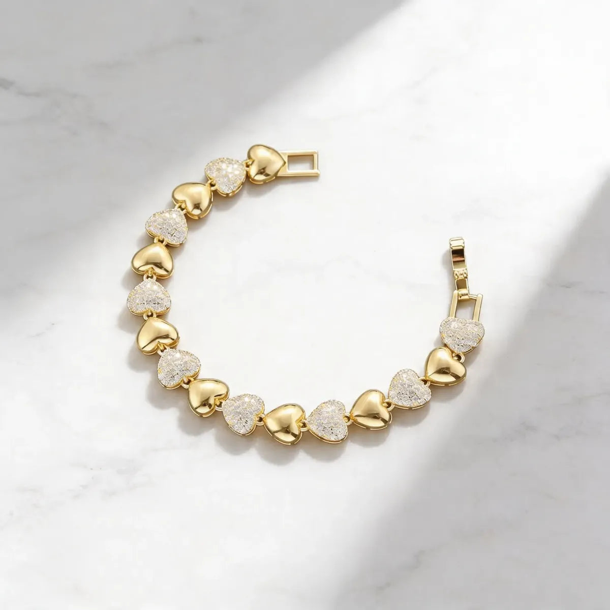 Pulsera dorada de corazones con zirconias P-0002