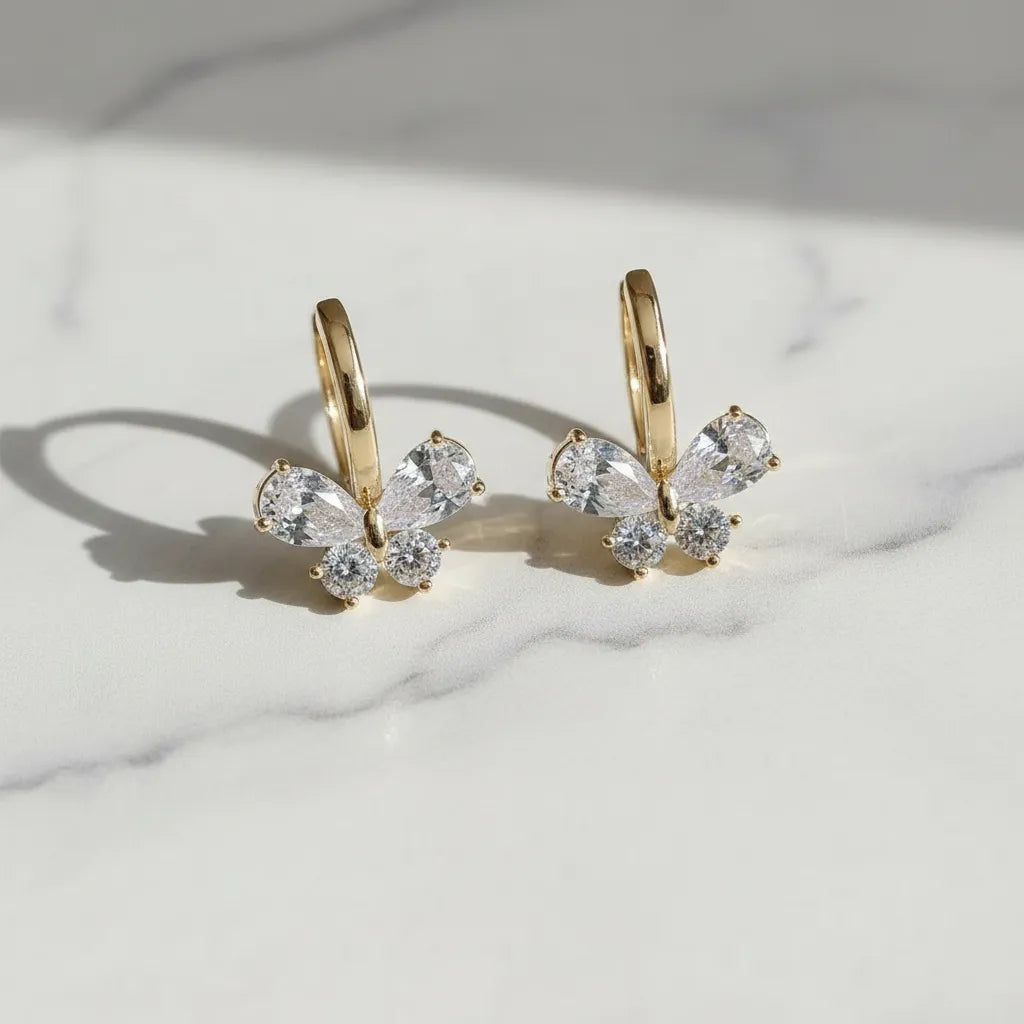 Aretes tipo huggie con mariposa de zirconia A-0004