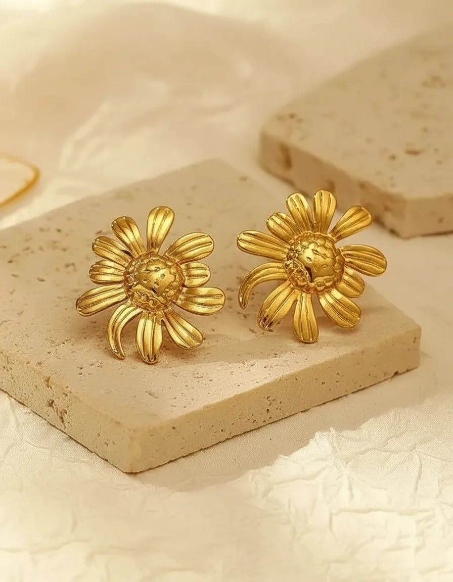 Aretes dorados flor tipo margarita con relieve A-0020