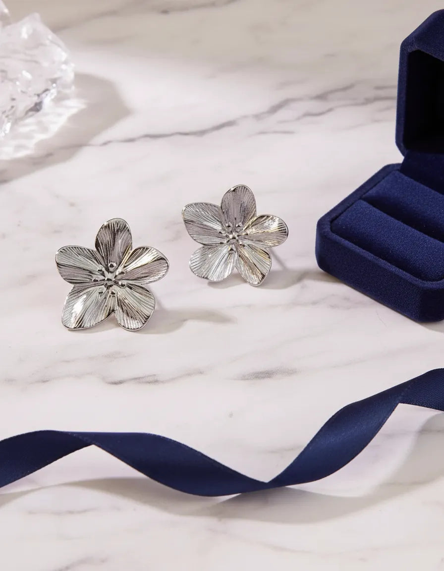 Aretes plateados flor grabada estilo elegante A-0009