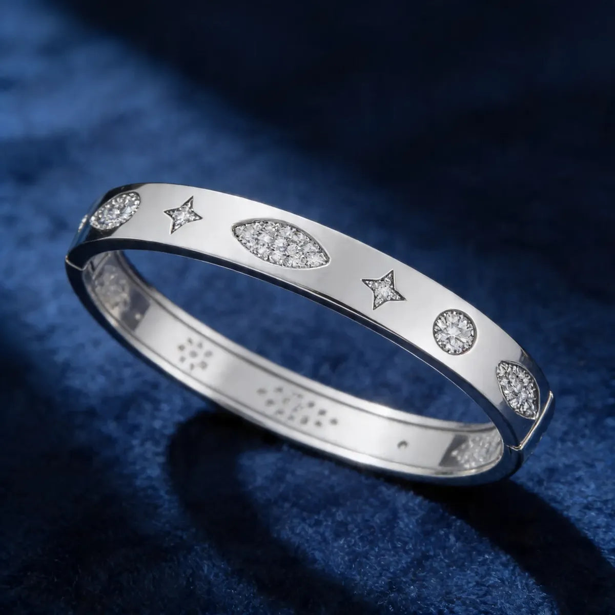 Pulsera brazalete plateado con zirconias P-0041