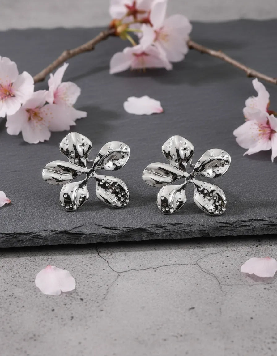 Aretes plateados flor texturizada estilo orgánico A-0013