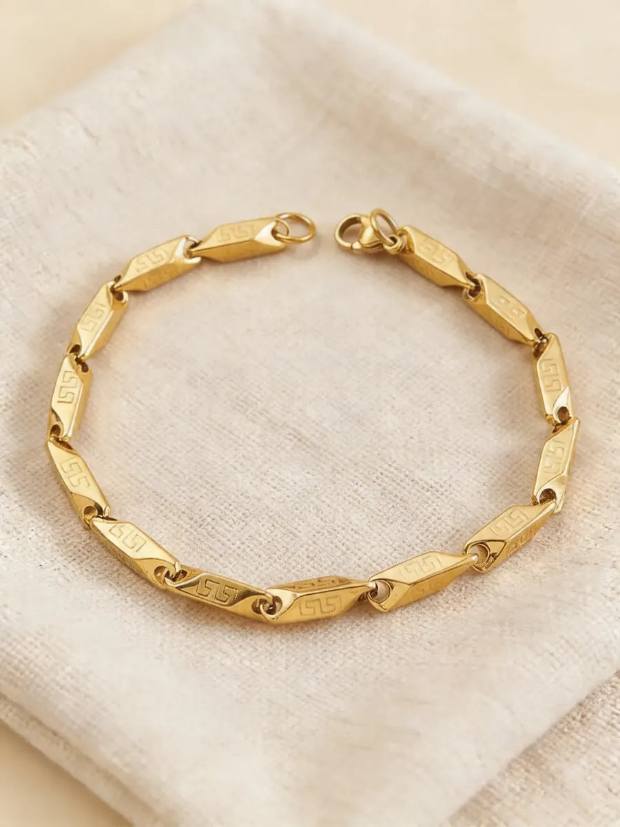 Pulsera de eslabón geométrico dorado con grabado P-0028