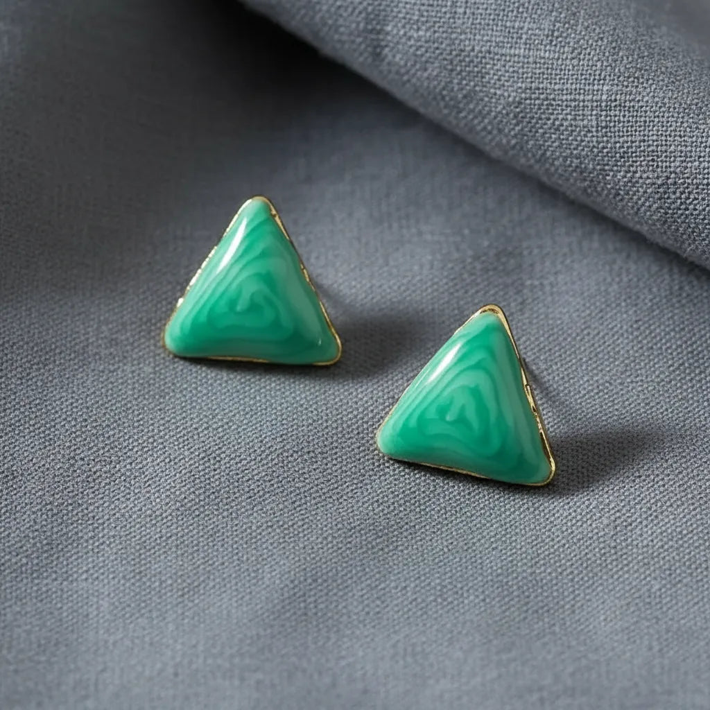 Aretes triangulares verdes con borde dorado A-0041