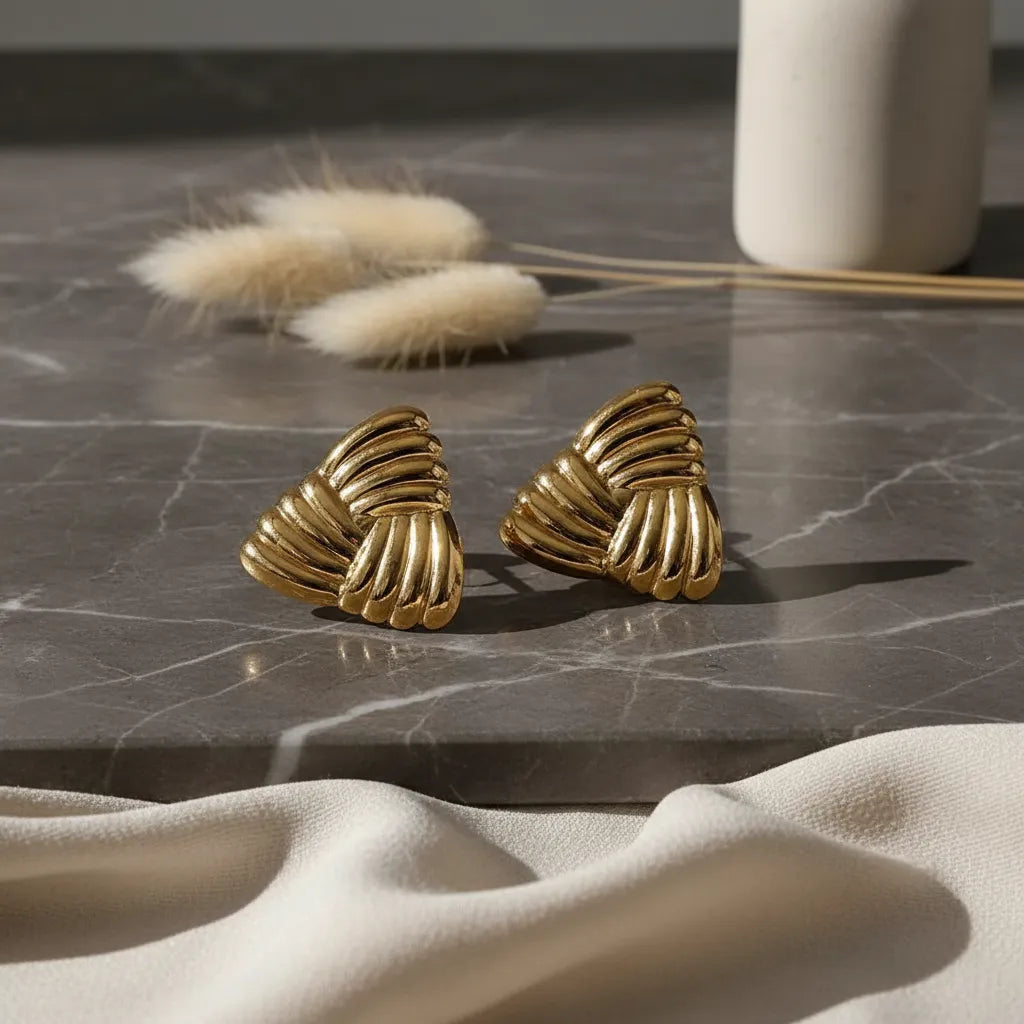 Aretes dorados triángulo texturizado tipo concha A-0028