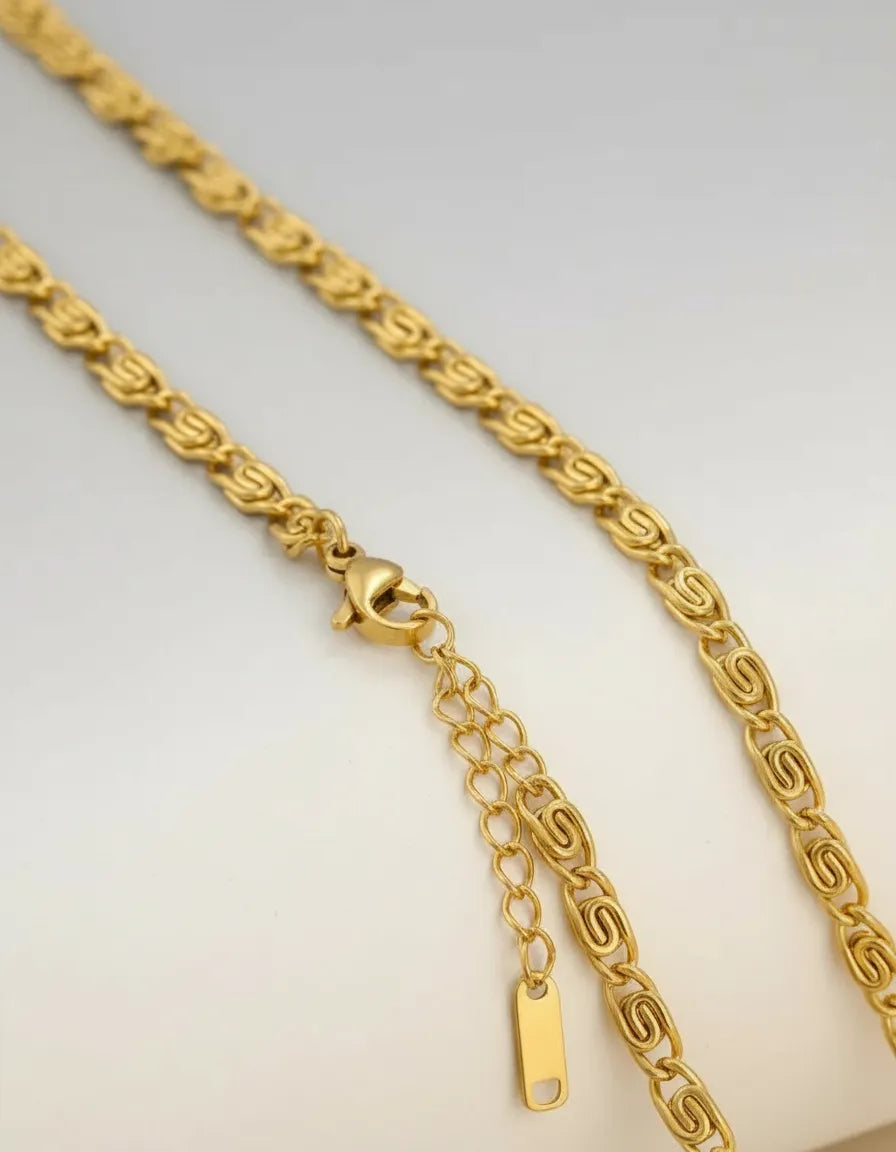 Collar dorado tipo eslabón diseño S C-0013