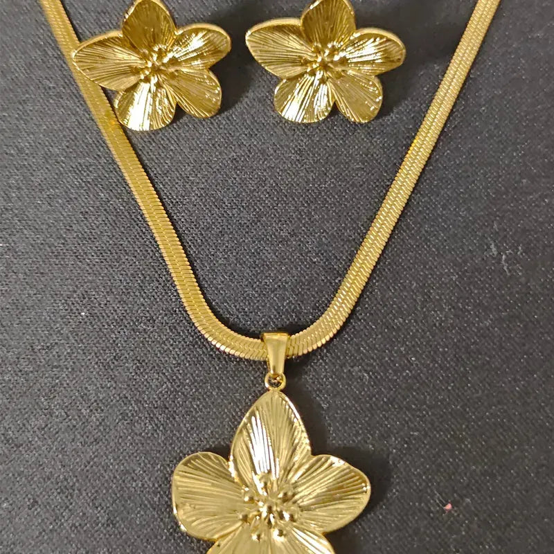 Set collar + aretes flor dorada | Elegante y minimalista SET-0004
