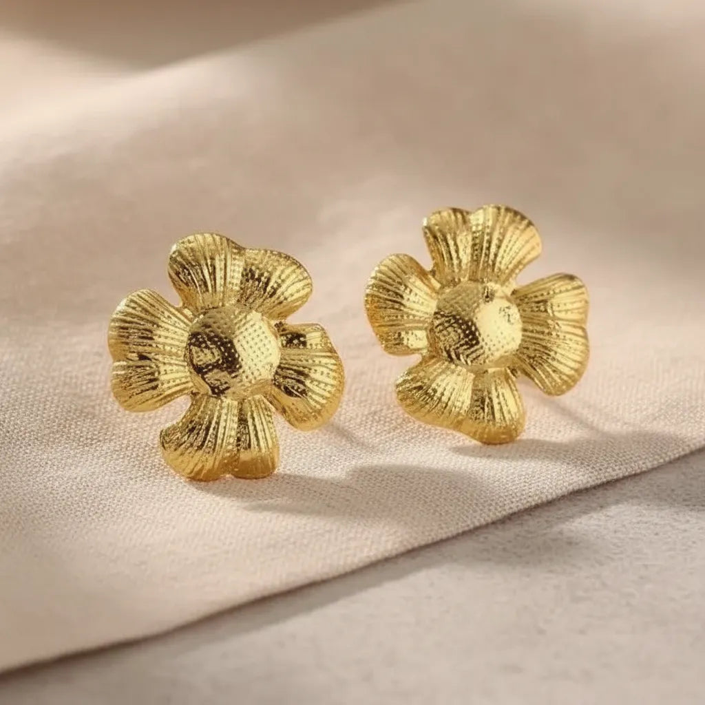 Aretes dorados en forma de flor texturizada A-0019