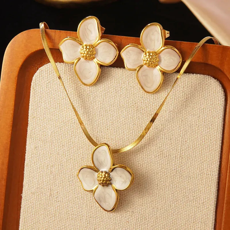 Set collar + aretes flor blanca | Delicado y elegante SET-0005