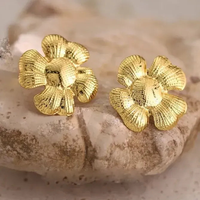 Aretes dorados en forma de flor texturizada A-0019