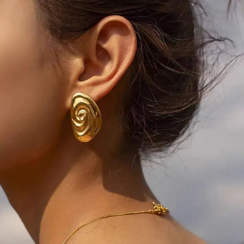 Aretes dorados diseño espiral orgánico A-0049