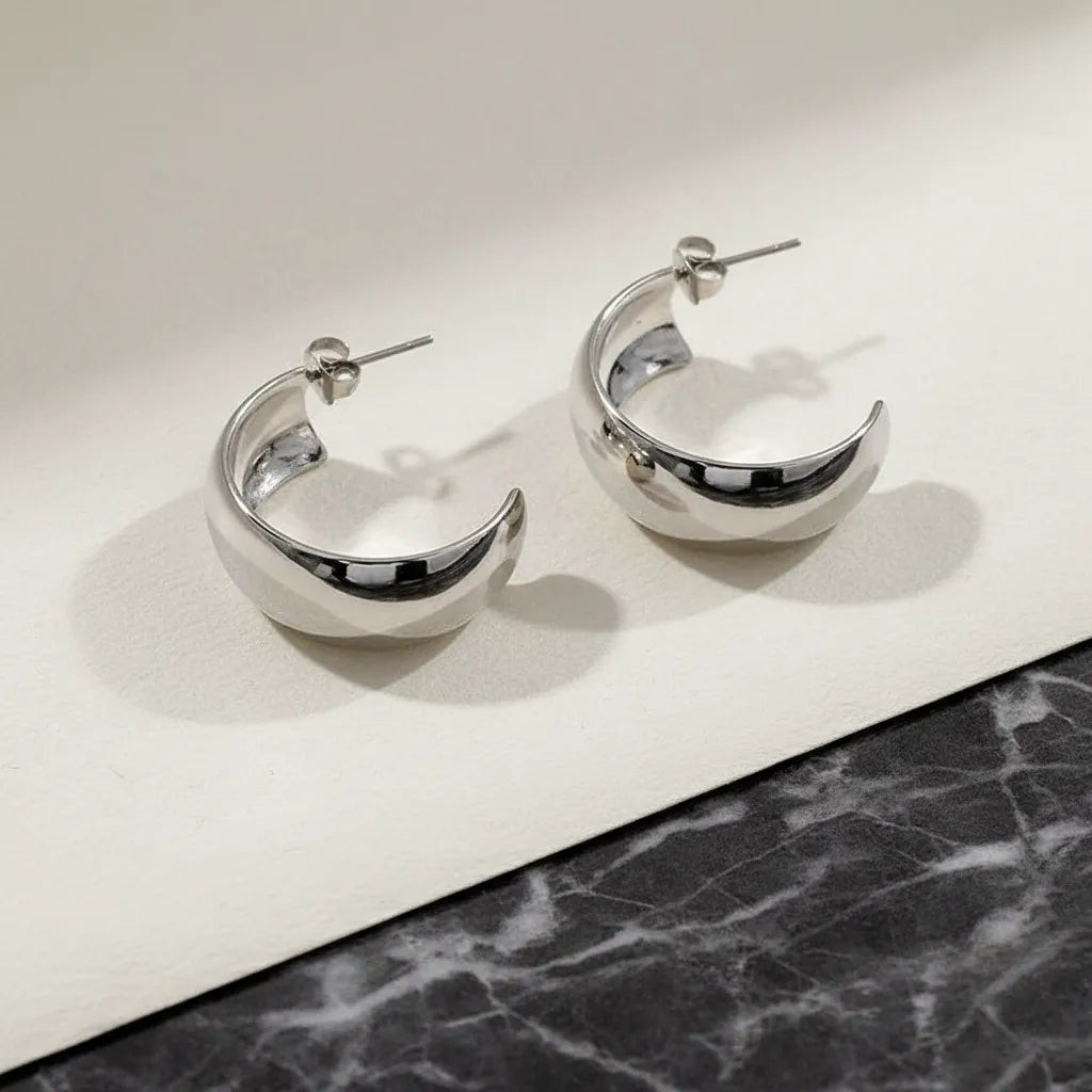 Aretes tipo huggie plateados de diseño curvo brillante A-0001