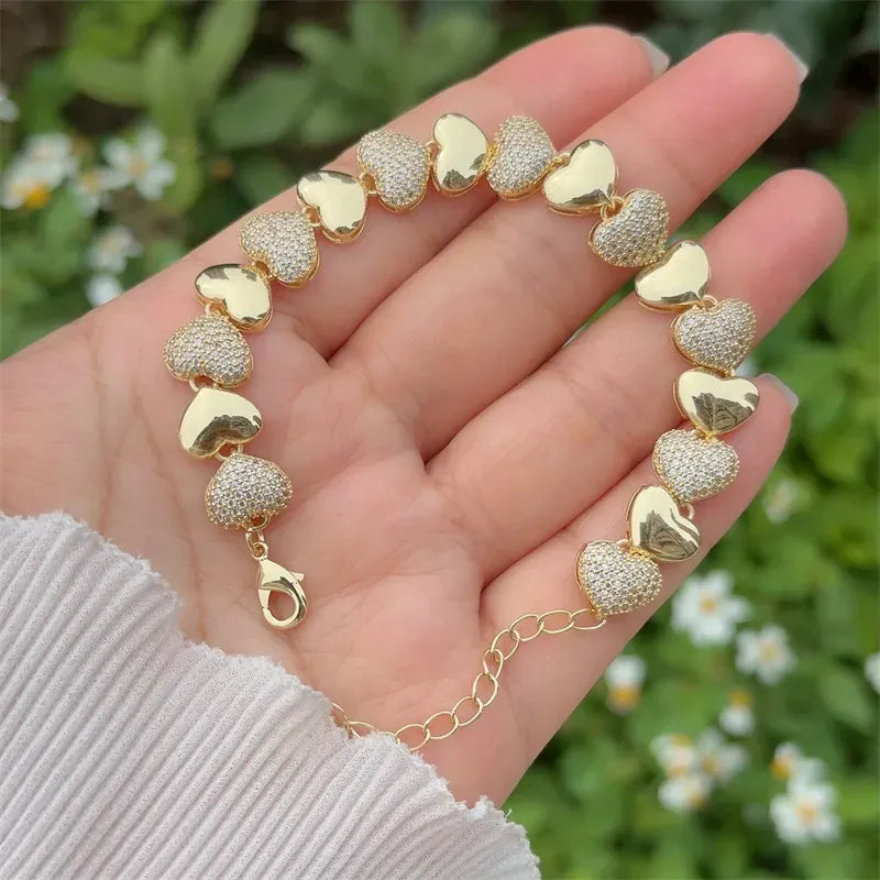 Pulsera dorada de corazones con zirconias P-0001