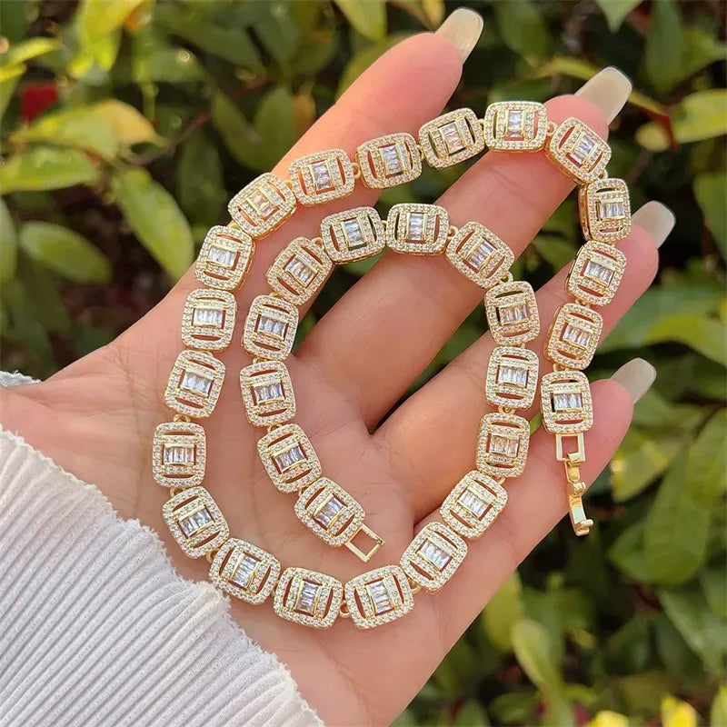 Pulsera dorada tipo tennis con eslabones rectangulares y zirconias baguette P-0017