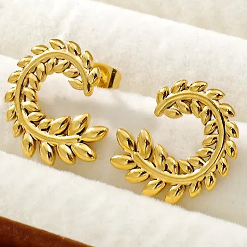 Aretes dorados tipo huggie hojas entrelazadas A-0039