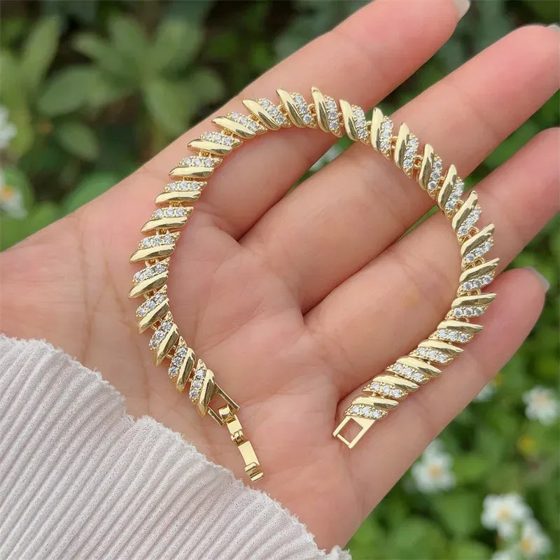 Pulsera dorada tipo tennis con diseño espiga y zirconias P-0018