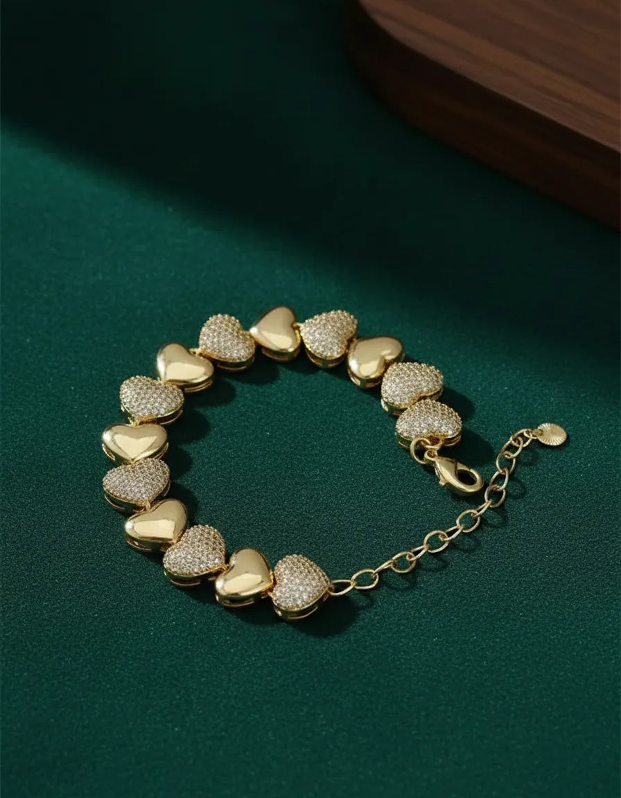 Pulsera dorada de corazones con zirconias P-0001