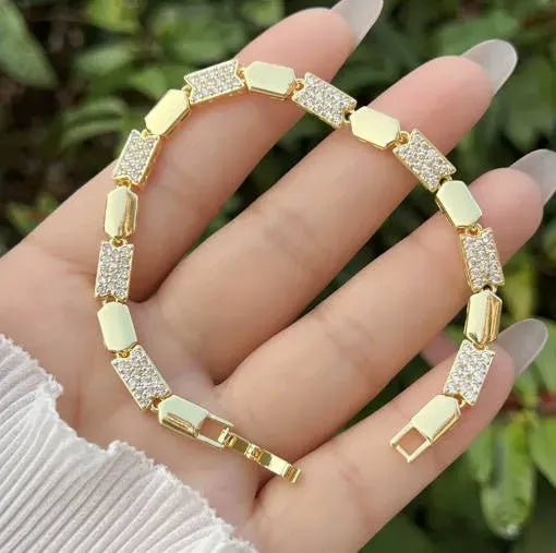 Pulsera dorada de eslabones geométricos con zirconias P-0021
