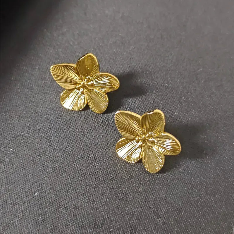 Set collar + aretes flor dorada | Elegante y minimalista SET-0004